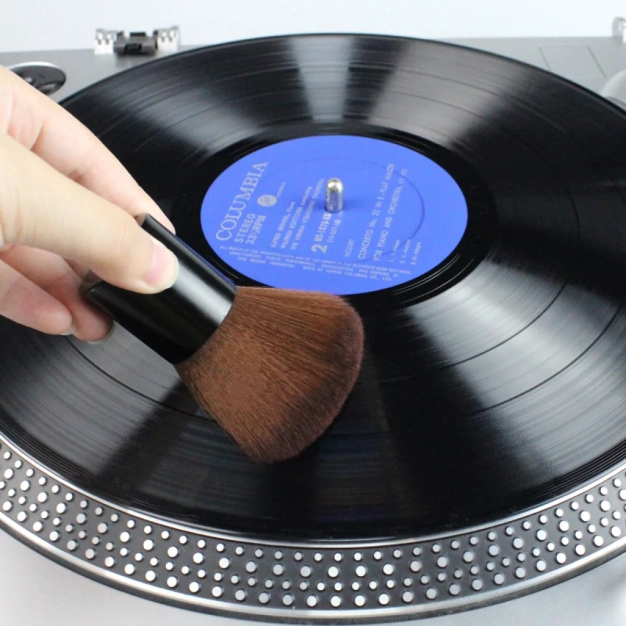 Щітка для чищення вінілових пластинок Goka GK-R50A, відео. Щітка для чищення вінілових пластинок Goka GK-R50A, відео.