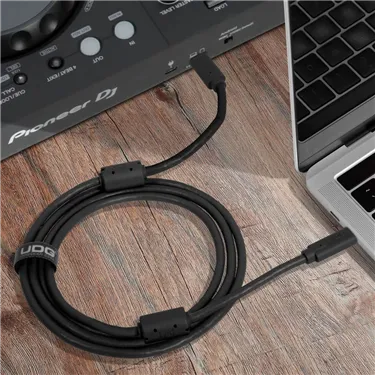 UDG Ultimate USB 3.2 C-C Black Straight 1.5m U99001BL — приклад використання, обладнання не входить