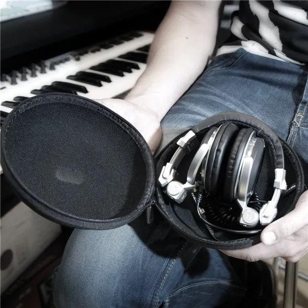 UDG Creator Headphone Hardcase Small Black U8201BL — розміщення навушників, навушники не входять