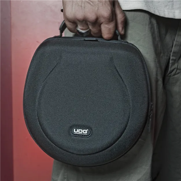 Кейс UDG Creator U8200BL для складаних DJ-навушників — приклад перенесення