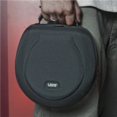 Кейс UDG Creator U8200BL для складаних DJ-навушників — приклад перенесення