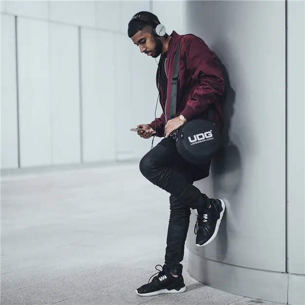 Сумка для навушників UDG Ultimate DIGI Headphone Bag U9950BL — приклад перенесення