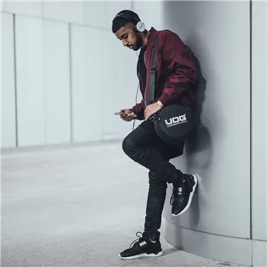 Сумка для навушників UDG Ultimate DIGI Headphone Bag U9950BL — приклад перенесення