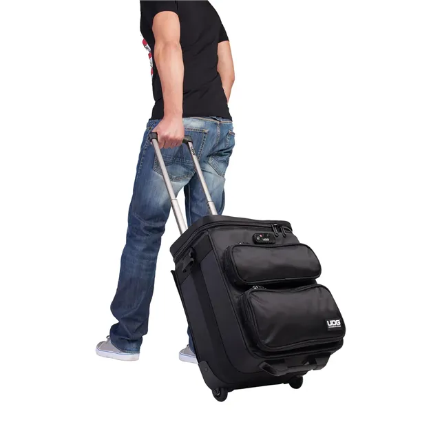 Сумка-візок UDG Ultimate DIGI Trolley To Go U9880BL/OR — приклад перенесення