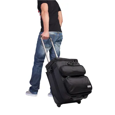 Сумка-візок UDG Ultimate DIGI Trolley To Go U9880BL/OR — приклад перенесення