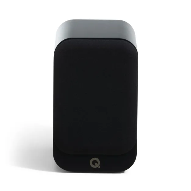 Полична акустична система Q Acoustics 3010c, чорна Satin Black — вигляд із захисною решіткою