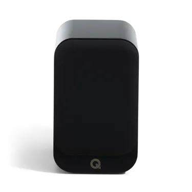 Полична акустична система Q Acoustics 3010c, чорна Satin Black — вигляд із захисною решіткою