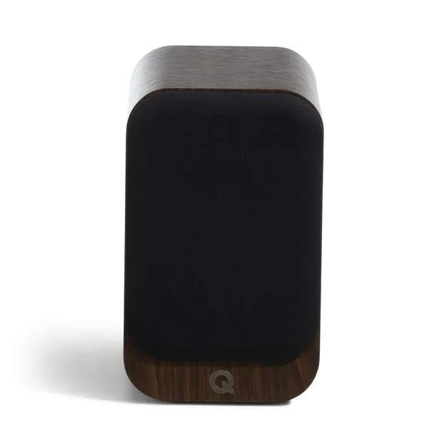 Полична акустична система Q Acoustics 3010c, горіх Claro Walnut — вигляд із захисною решіткою