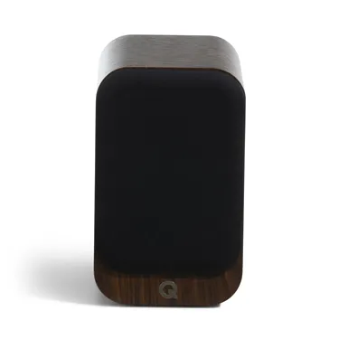 Полична акустична система Q Acoustics 3010c, горіх Claro Walnut — вигляд із захисною решіткою