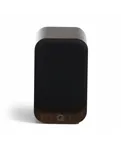 Полична акустична система Q Acoustics 3010c, горіх Claro Walnut — вигляд із захисною решіткою