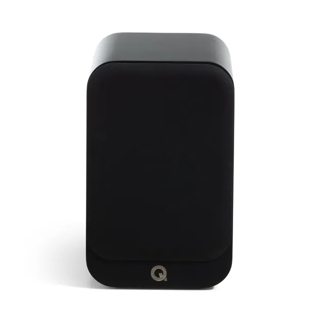 Полична акустична система Q Acoustics 3020c, чорна Satin Black — вигляд із захисною решіткою