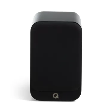 Полична акустична система Q Acoustics 3020c, чорна Satin Black — вигляд із захисною решіткою
