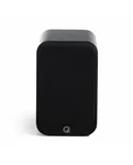 Полична акустична система Q Acoustics 3020c, чорна Satin Black — вигляд із захисною решіткою