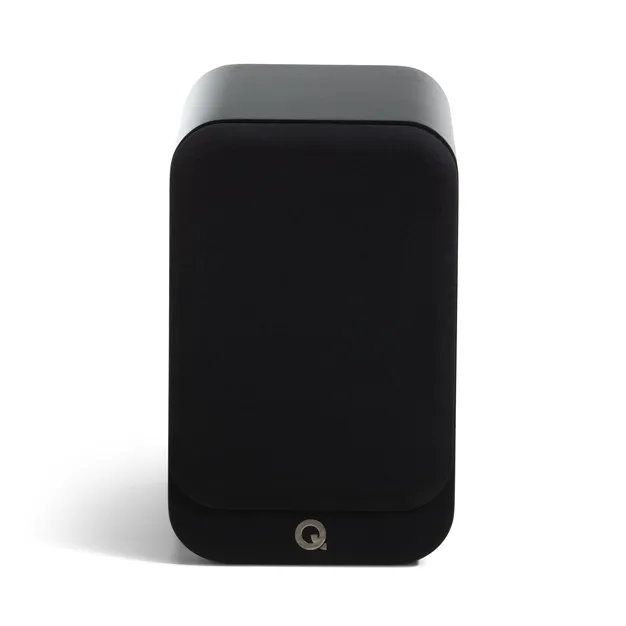Полична акустична система Q Acoustics 3030c, чорна Satin Black — вигляд із захисною решіткою