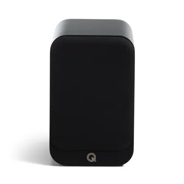 Полична акустична система Q Acoustics 3030c, чорна Satin Black — вигляд із захисною решіткою
