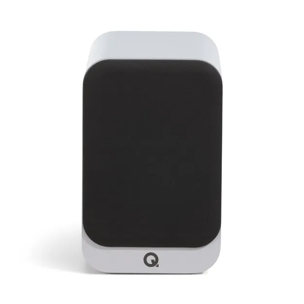 Полична акустична система Q Acoustics 3030c, біла Satin White — вигляд із захисною решіткою