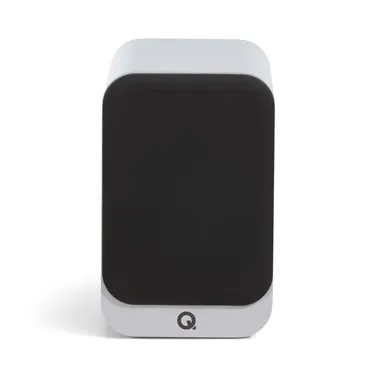 Полична акустична система Q Acoustics 3030c, біла Satin White — вигляд із захисною решіткою