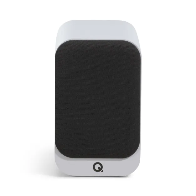 Q Acoustics 3010c, сатиновий білий — вигляд із захисною решіткою