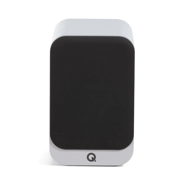 Q Acoustics 3020c, сатиновий білий — вигляд із захисною решіткою