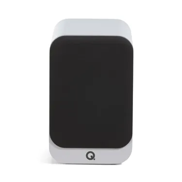 Q Acoustics 3020c, сатиновий білий — вигляд із захисною решіткою