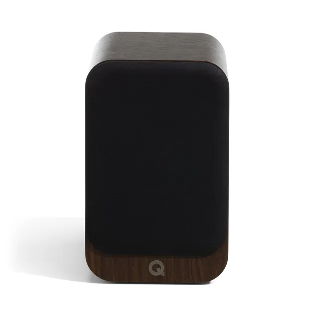 Q Acoustics 3020c, Claro Walnut — вигляд із захисною решіткою