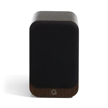 Q Acoustics 3020c, Claro Walnut — вигляд із захисною решіткою