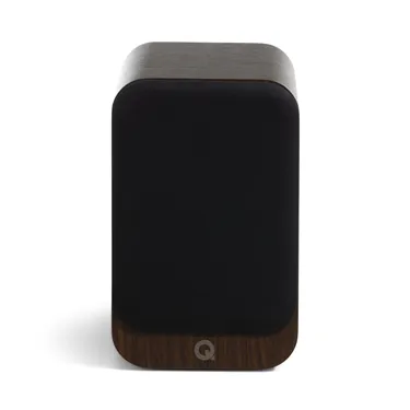 Q Acoustics 3030c, Claro Walnut — вигляд із захисною решіткою