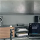Bluesound Room Calibration Kit - приклад використання, стійка й техніка не входять