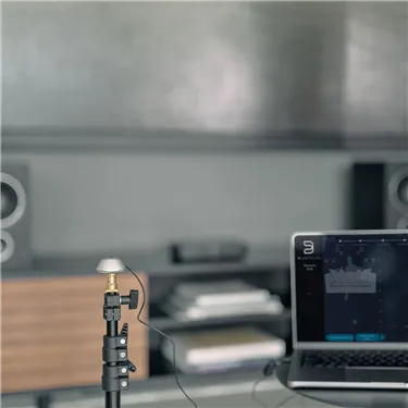 Bluesound Room Calibration Kit - приклад використання, стійка й техніка не входять