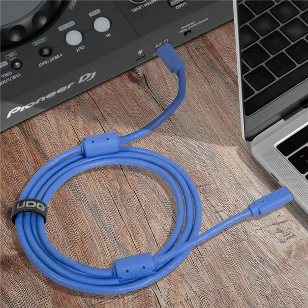USB-кабель UDG U99001LB USB-C — USB-C, 1,5 м, синій — Приклад використання, додаткове обладнання не входить до комплекту