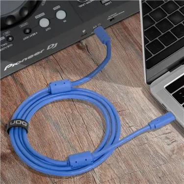 USB-кабель UDG U99001LB USB-C — USB-C, 1,5 м, синій — Приклад використання, додаткове обладнання не входить до комплекту
