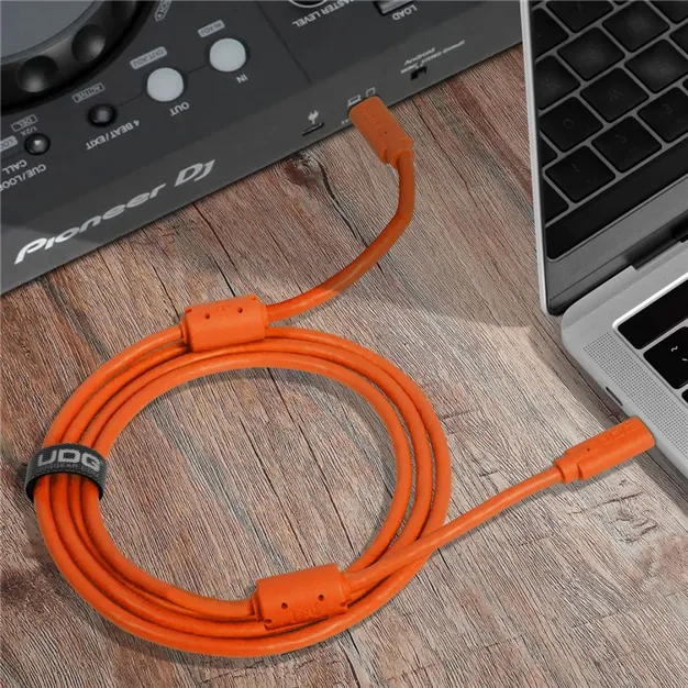 USB-кабель UDG U99001OR USB-C — USB-C, 1,5 м, помаранчевий — Приклад використання, додаткове обладнання не входить до комплекту