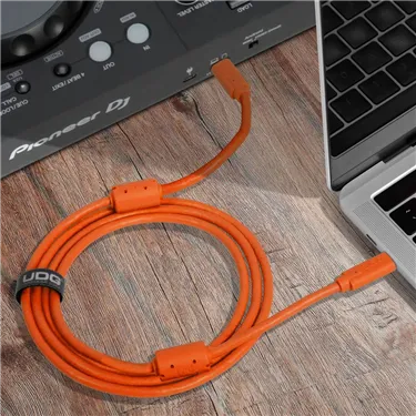 USB-кабель UDG U99001OR USB-C — USB-C, 1,5 м, помаранчевий — Приклад використання, додаткове обладнання не входить до комплекту