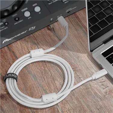 USB-кабель UDG U99001WH USB-C — USB-C, 1,5 м, білий — Приклад використання, додаткове обладнання не входить до комплекту