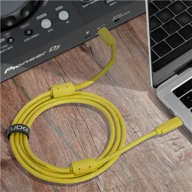 USB-кабель UDG U99001YL USB-C — USB-C, 1,5 м, жовтий — Приклад використання, додаткове обладнання не входить до комплекту