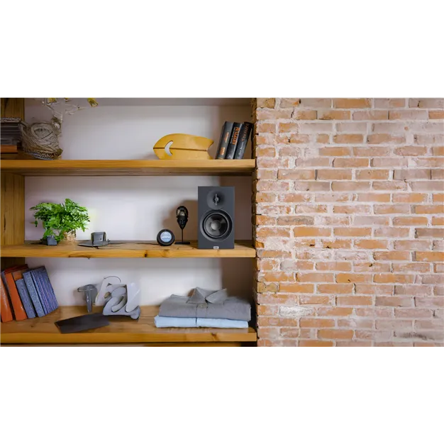 ELAC Debut 3.0 DB63-BK — одна колонка з пари в інтер’єрі
