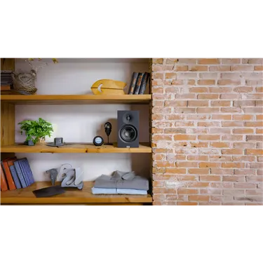 ELAC Debut 3.0 DB63-BK — одна колонка з пари в інтер’єрі