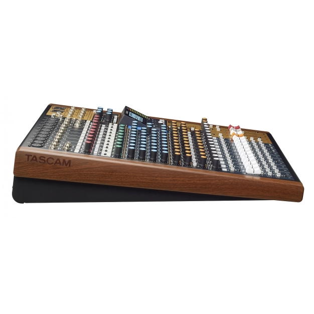 16-канальний багатодоріжковий рекордер Tascam Model-16 16-канальний багатодоріжковий рекордер Tascam Model-16