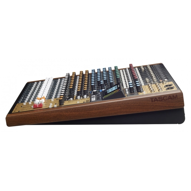16-канальний багатодоріжковий рекордер Tascam Model-16 16-канальний багатодоріжковий рекордер Tascam Model-16