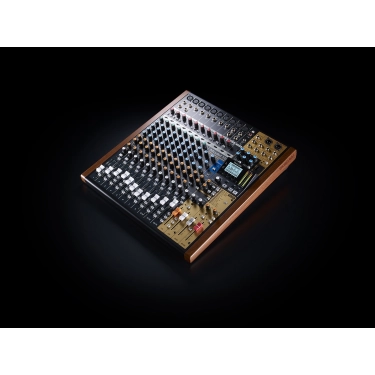 16-канальний багатодоріжковий рекордер Tascam Model-16