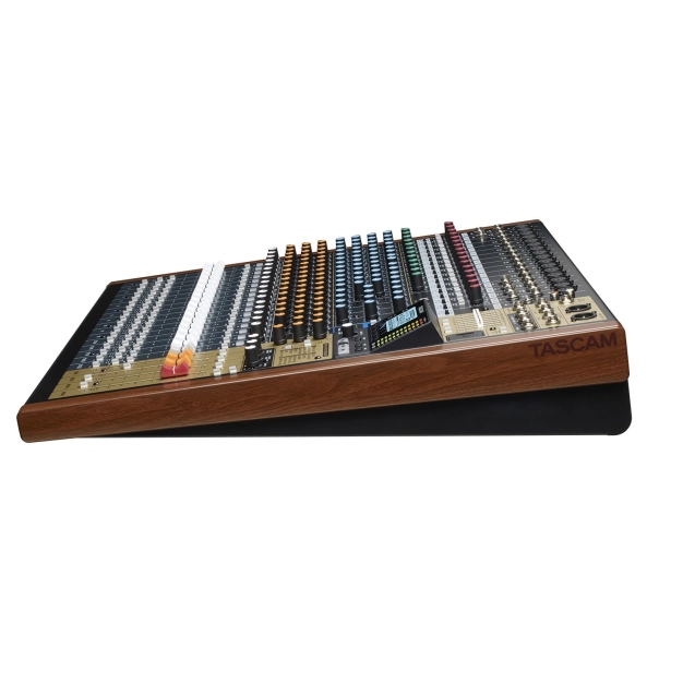 24-канальний багатодоріжковий рекордер Tascam Model-24