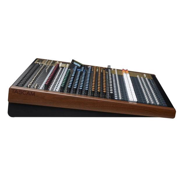 24-канальний багатодоріжковий рекордер Tascam Model-24