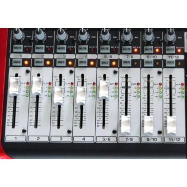 Мікшерний пульт Behringer XENYXUFX1204