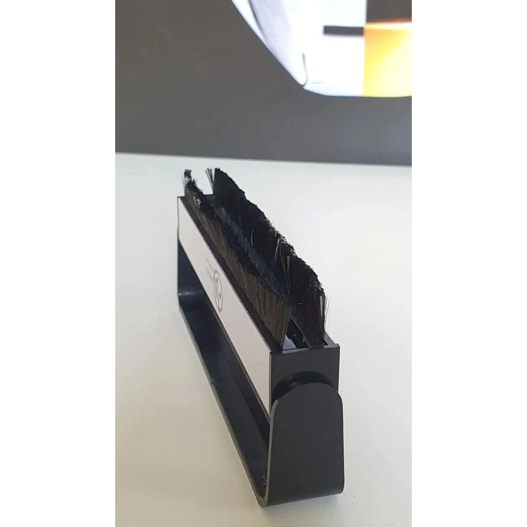 Антистатична щіточка для чищення вінілу Audio Anatomy Carbon Fiber Brush Антистатична щіточка для чищення вінілу Audio Anatomy Carbon Fiber Brush