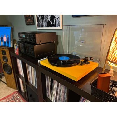 Pro-Ject Debut Carbon EVO 2M-Red Satin Yellow