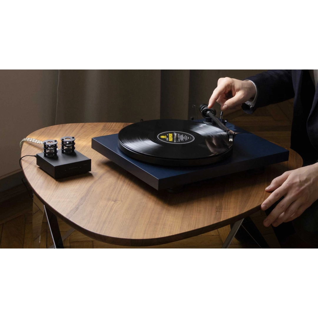 Програвач вінілових платівок Pro-Ject Debut Carbon EVO 2M-Red Satin Blue Програвач вінілових платівок Pro-Ject Debut Carbon EVO 2M-Red Satin Blue