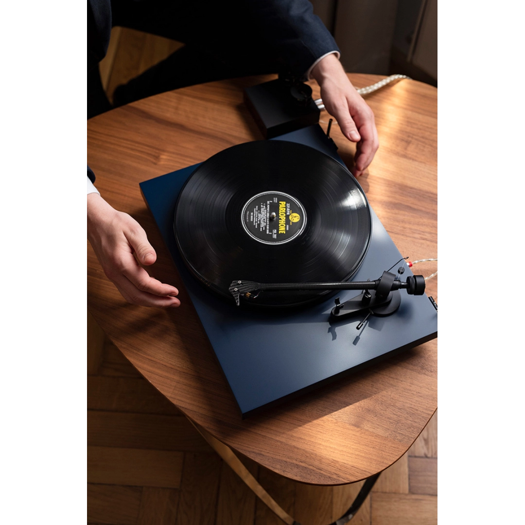 Програвач вінілових платівок Pro-Ject Debut Carbon EVO 2M-Red Satin Blue Програвач вінілових платівок Pro-Ject Debut Carbon EVO 2M-Red Satin Blue