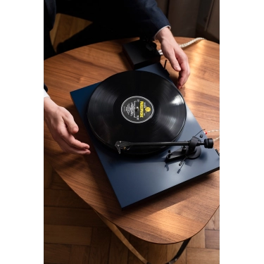 Програвач вінілових платівок Pro-Ject Debut Carbon EVO 2M-Red Satin Blue